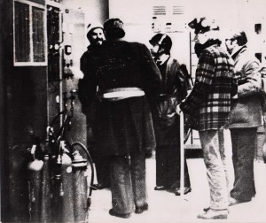 de gauche à droite, Bernard Hild, le commissaire Houssemand, le chef des gardes mobiles, un occupant toujours armé de son gourdin, le "Grand Robert".